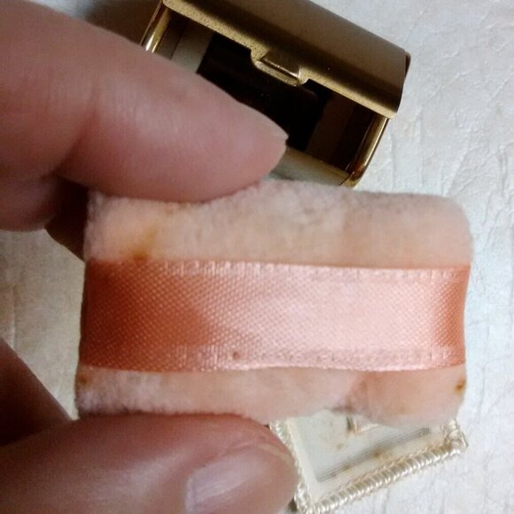 Vintage oblong shaped gold tone compact with puff and powder screen - Picture 8 of 12